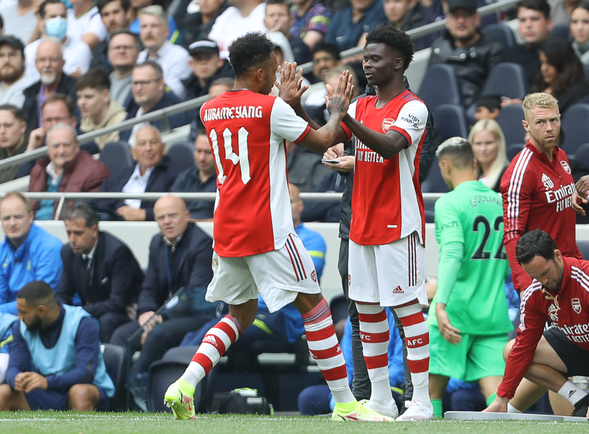 Grosse Geste Der Tottenham Fans Bukayo Saka Wird Bei Einwechselung Gefeiert